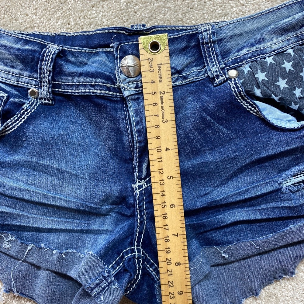 Almost Famous Women's Denim Shorts Size 9 Distressed Star Print - Picture 5 of 9